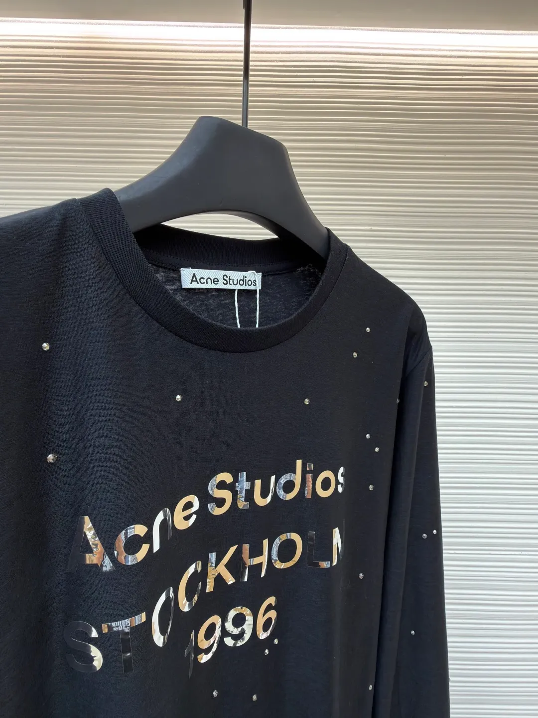 Acne Studios laser hot rhinestone long sleeves ●Original version: purchased and developed by 6519 ●Item number: 1682158-A15 ●Fabric: linen fabric ●Technology: Printed heat transfer ●Color: black ●Type: loose version ●Weight: about 215 grams ●Size: S-M-L ●Description: The original version was purchased from Hangzhou National Specialty School for 4700. The fabric is made of 85% cotton + 15% linen. Printed heat transfer technology + imported laser material. It is paired with positioning hot-drilling technology. Customized accessories. Same style for men and women. Full of street feel. The workmanship details are very good. The overall wiring is straight and delicate, the fabric is comfortable and soft, and the color is consistent without color difference. It can be matched with the same style to create a fashionable look and control various occasions. Customized accessories, complete with three standards, same style for men and women!